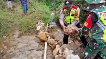 Babinsa Koramil 09/Putri Betung bersama Babinkamtibmas dan Warga Melaksanakan Gotong-Royong