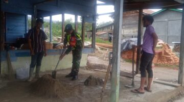 Babinsa Koramil 10/Pantancuaca Membantu masrakat dalam Merehap rumah yang sudah kropos.